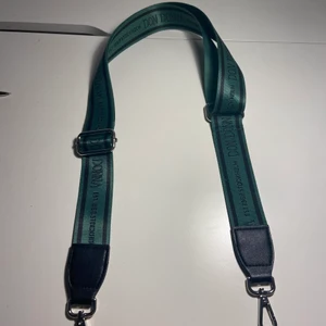 Väskband - Hej! Säljer ett as snyggt väskband från don Donna i färgen grön! Bandet går att justera. Fått i present och aldrig använd, skriv vid intresse!!!❤️