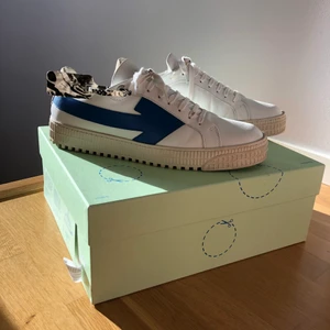 Off White 3.0 - Off White 3.0 strl 42.5, de är inte mycket använda alls och ny pris dem är köpta för är 5125. Cond 9/10. De luktar nya till och med.