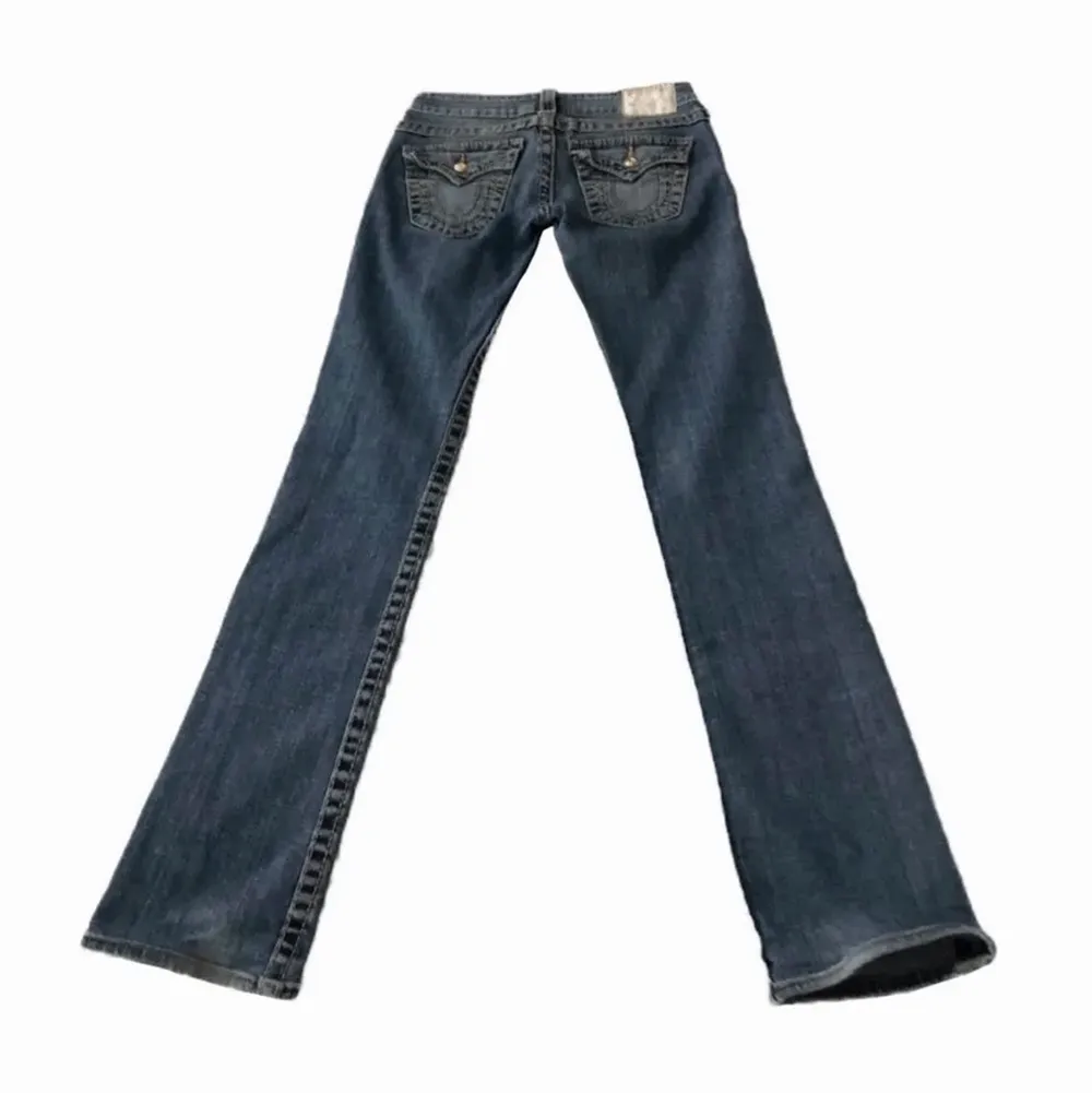 Lågmidjade true religion jeans med guldknappar, midjemått 74 cm och innebenslängd 79❤️. Jeans & Byxor.