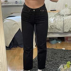 Svarta levis jeans i jättebra skick, säljer pga för korta. Innerbenslängden är 66 cm. Modellen är ribcage 