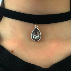 Halsband med diamant - Här har vi ett jättefint halsband. Det är ett tajt halsband och det går att justera!🤍 