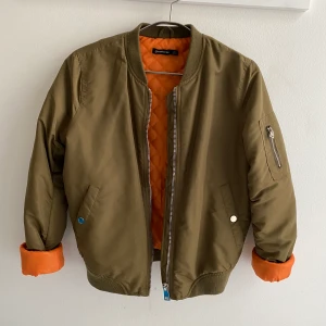 Bomberjacka - Bomberjacka i snygg färg, grön och orange. 