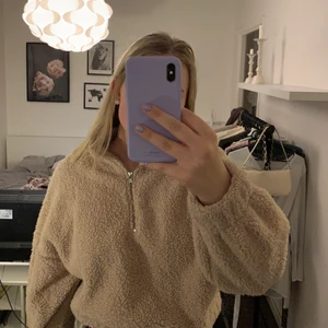 Teddytröja - Teddytröja från gina tricot i croppad modell! Superskön och knappt använd.🤎🤍