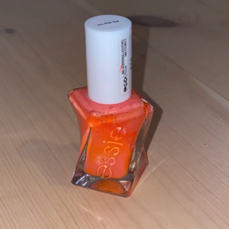 Ett nagellack från Essie i färgen 210. Coral färg.. Övrigt.