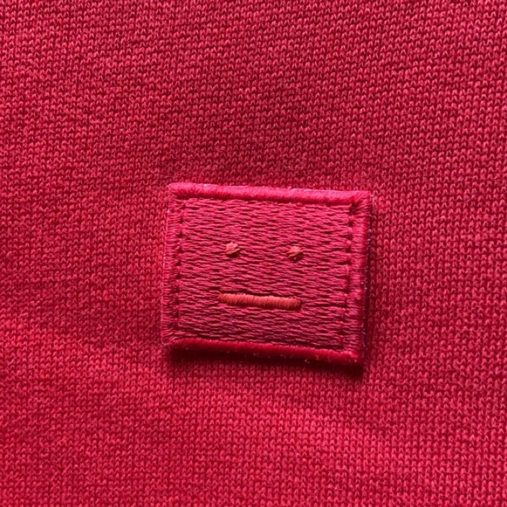 Röd Acne sweatshirt i storlek XS herr oversized på tjejer. Den är i bra skick och fortfarande gosig på insidan, jag säljer för jag tycker jag är fil i rött :) nypris 1800kr jag säljer för 700! . Tröjor & Koftor.
