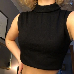 Svart Polo-top - En väldigt snygg svart polotop i ribbat material i halsen, som inte kommer till användning. 💕 Skriv för mer bilder eller frågor!