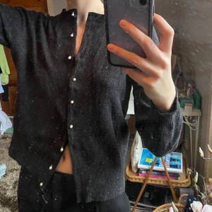 Svart/grå stickad tröja/kofta - Så sjukt fin stickad tröja med pärlor som köptes här på plick för ca 1 år sedan. Säljer pga kommer tyvärr ej till användning. Finns ingen storlek men skulle säga att den passar S-L Kan mötas upp i Stockholm eller frakta! 