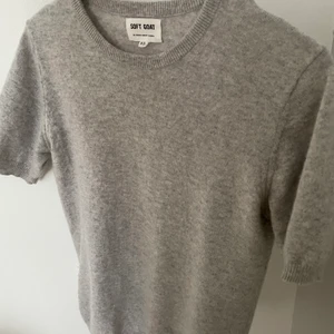Soft goat tröja  - Säljer denna så fina och helt nya Kashmir tröja från Soft Goat. Köpt för 1299kr