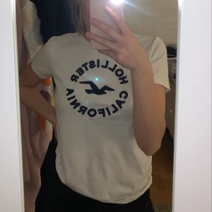 Hollister T-shirt - Supersöt T-shirt ifrån Hollister, storlek S. Knappt använd🤍