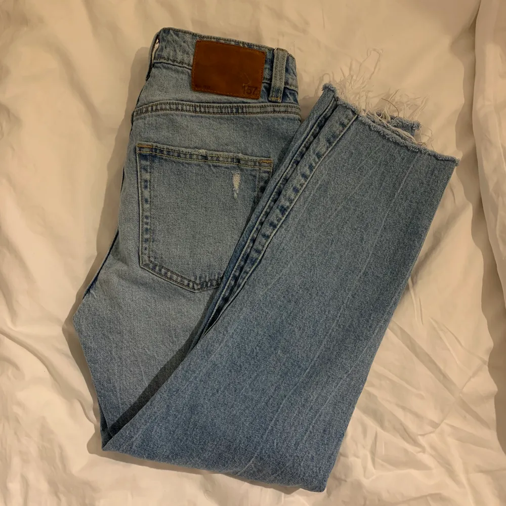Säljer fina jeans med hål på knäna. Jeans & Byxor.