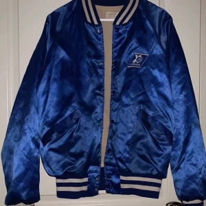 Jacka  - Vintage style jacka i blå siden - BUDA I KOMMENTARERNA💕🥰 köparen står för frakt (66kr, spårbart)📦 finns även mycket annat fint på min sida, in och kika 🌟 storleken passar alla mellan Xs-L 