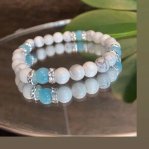 Armband: vågen  - La perle UF säljer egna handgjorda armband med många olika vackra pärlor. En av våra favoriter är marmorpärlorna som används för att lindra stress och för att motverka sömnlöshet. Lägg till berlock för 8 kr!