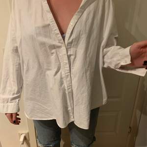 Vit oversize skjorta från HM i storlek XL, plagget stryks och tvättas innan försäljning.