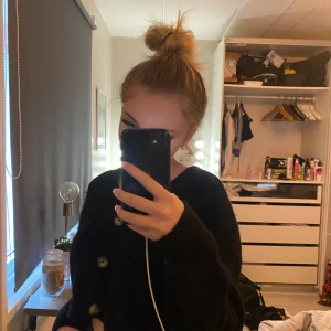 Svart cardigan från bikbok  - Svart Cardigan från bikbok, stl S, knappt använd, köparen stör för frakt 