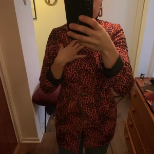 Yidianxuan, fin unik kavaj  - Superfin och skön kavaj. Står att plagget är storlek 40 men känns mera som en 36/38. Sitter fint på kroppen och framhäver fina linjer, kurver där den sitter åt vid midjan. Frakt kostnad tillkommer 