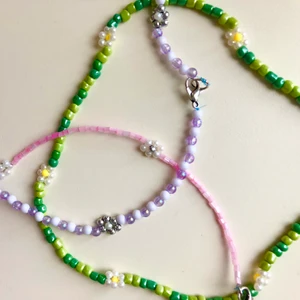 Halsband med blommor - Handgjorda halsband men blommor! Går att få i olika färger och längder (även som armband). Stängs med klolås! 🌼