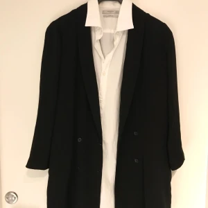 Svart blazer - Svart dubbelknäppt blazer från Gina Tricot! Mycket trendig och passar till det mesta☺️ Den är i lite tunnare material vilket är perfekt till våren! Felfritt skick💕