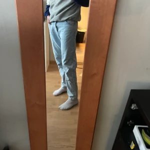 Weekday jeans - Ett perfekt plagg att ha på sommaren och passar perfekt till lite ljusare överdelar. Jag betalade 500kr för plagget och det har använts ett fåtal gånger pga pandemin. Storleken är w31 L30 passar bra på dig som är Max 180cm