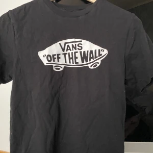 Vans T-shirt - En svart svans t-stirt i storlek XS. Knappt använd. Nypris 200kr jag säljer den för 80kr eller bud. Köparen står för frakt. Skriv privat för intresse :)