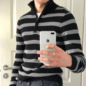 Randig tröja - Superfin tröja med dragkedjedetalj! Superfint skick. Säljer pga aningen thight. Köpare står för frakt 💖.