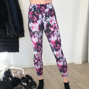 Träningstights  - Sköna träningstights, använda men gott skick! Frakt tillkommer 🚚 Säljes pga flytt! 