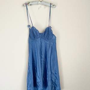 En vintage silke klänning jag köpte för 600 , säljer den för 250. Priset går att diskuteras 