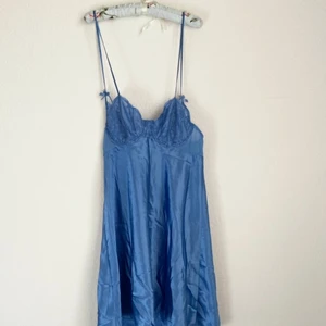 En vintage silke klänning  - En vintage silke klänning jag köpte för 600 , säljer den för 250. Priset går att diskuteras 