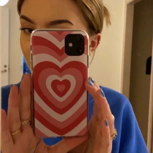 Mobilskal - Jättefint mobilskal med hjärtan, i princip oanvänt då ja fick två st i present💕 Passar iPhone 11