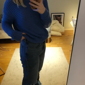 Blå tröja - En superfin blå stickad tröja från hm😊 (det är inte en fläck på bild 2) den är lite smalare i ärmarna men är superskön❤️