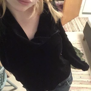 Fin tröja i samet! - Jättefin tröja med ”pösig” krage? i samet 🙏 Storlek M, perfekt skick!