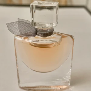 La vie est belle  - Miniatyr alltså en liten flaska, 4 ml EDP. 