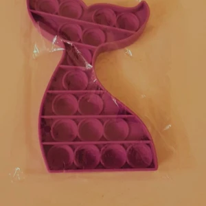 Pop it  - Ny köpt pop it öppnade bara för bilden och en squishy som är hyfsat ny, Buda från 100. Möts hällst upp på söder. Buda privat