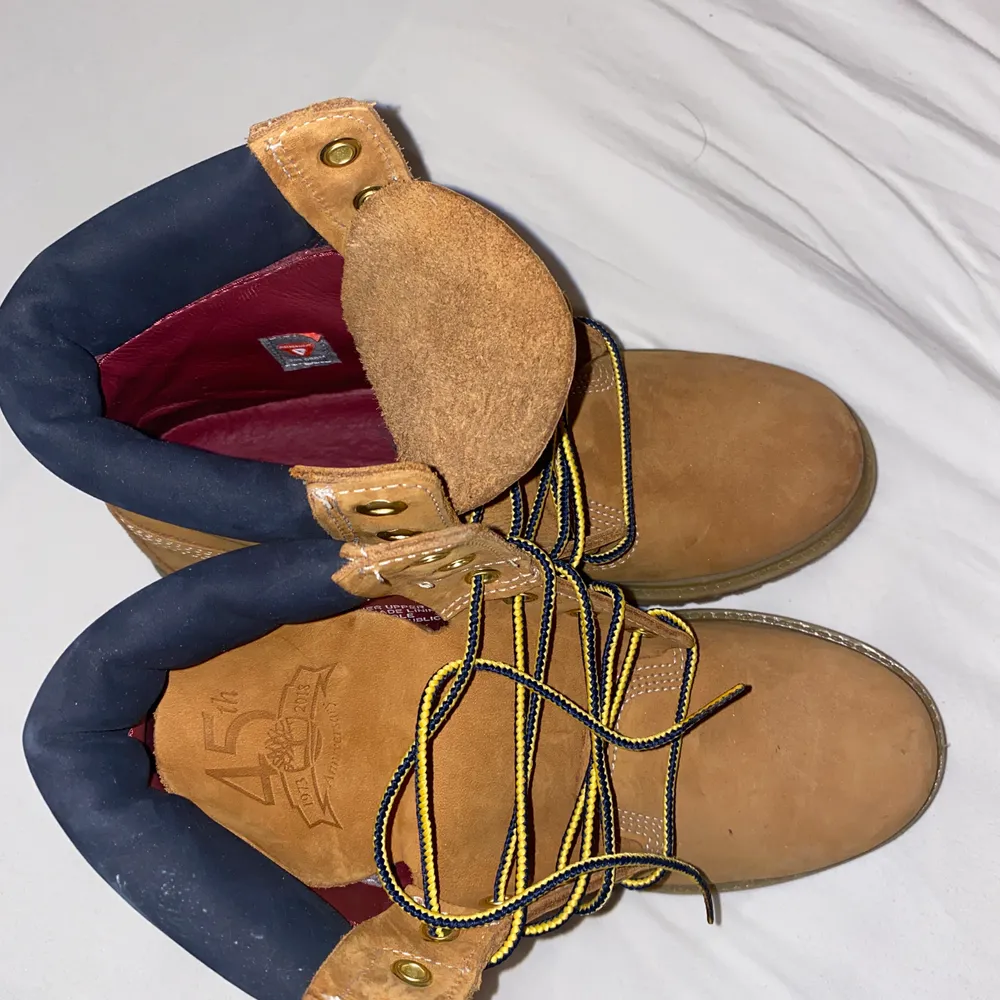 Helt sprillans nya timberlands yellow skor! Super snygga och har inte kunnat använda dom alls då de är för små för mig! Köpte för 1100kr. Startbud: 500. Eller om du vill köpa direkt för 899kr. . Skor.