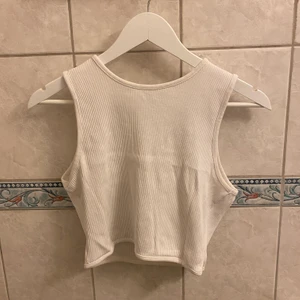 Topp från weekday  - Snygg croppad topp från weekday, sparsamt använd. Frakt ingår ej💚