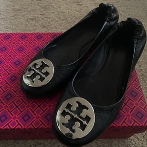 Tory Burch ballerina - Ballerina skor från Tory Burch med silver detaljer! Storlek 6,5 US vilket motsvarar ca strl 37. använda men i bra skick! Köpta för ca 2500 kr