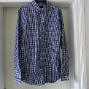 Blårutig skjorta! - Fin blårutig skjorta från H&M