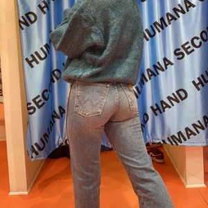 Vintage lågmidjade bootcut - Nyligen köpa från humana, kommer inte till användning :///// jag brukar ha Xs/S/25/26/27/34/36 och är 160❤️