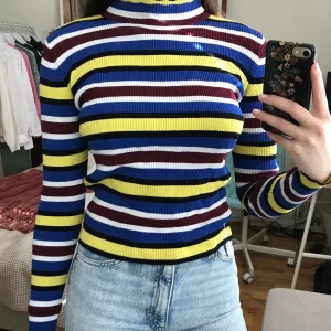 Zara långärmad tröja storlek  S - Super ball ribbad tröja från Zara. Sitter tajt, med stretchigt material och går upp en liten bit vid halsen. Har haft den länge, men bara använd fåtal gånger, så den är i bra skick💕😊