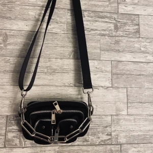 Nunoo väska - Säljer min Nunoo väska i toppen skick. Äkta och skickar gärna fler bilder vid intresse. Minsta storleken.🤍