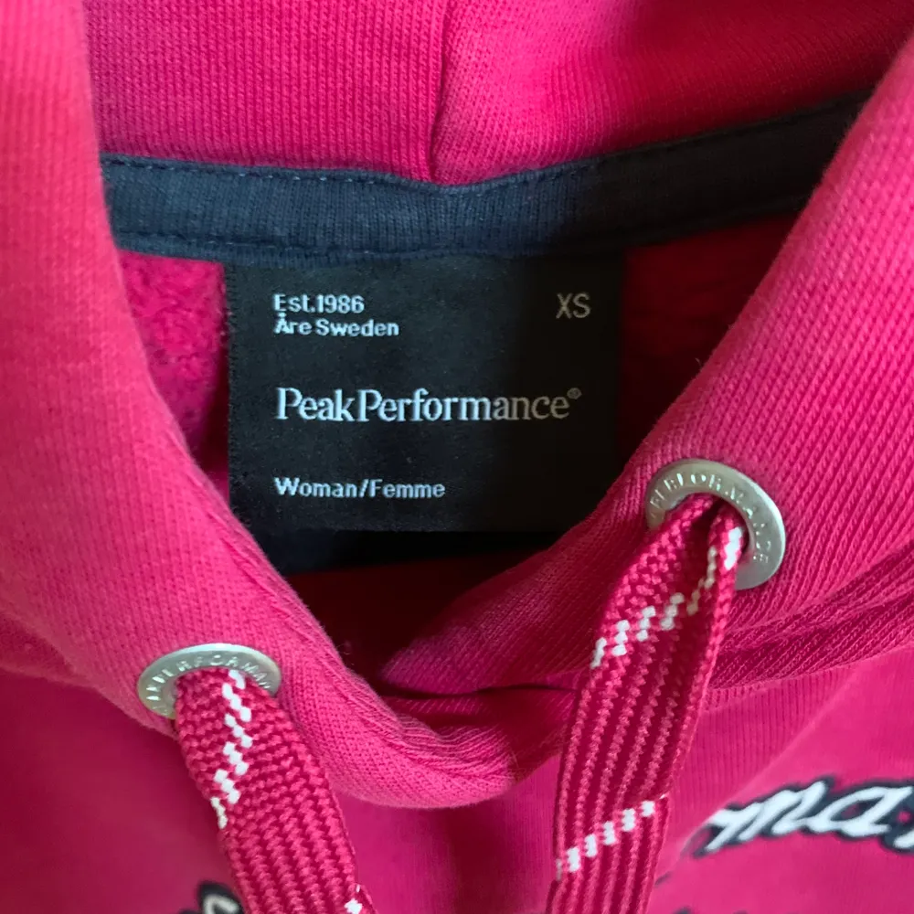 Ceriserosa hoodie från Peak Performance som tyvärr blivit för liten för mig. Gamla loggan vilket jag tycker är så najs!!Färgen var lite svår att fånga men syns bäst på andra bilden💞💞. Hoodies.