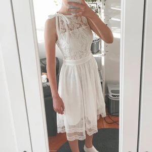 Studentklänning - Vit klänning storlek S. Nyskick då jag använt den en gång. Jättefin som examenklänning/studentklänning!