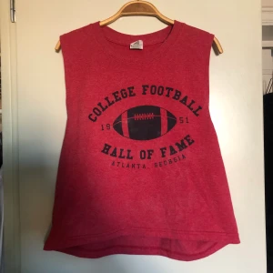 College Croptop - Mysig och snygg croptop med trycket ”College Football 1951 Hall of Fame, Atlanta Georgia.” Köpt från Beyond Retro, inte använd så mycket. Möts upp i city eller söder🤝