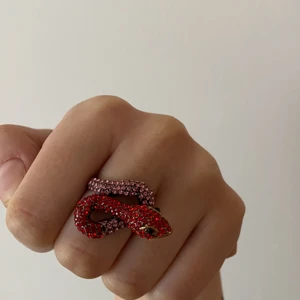 Ormring🐍 - Från Glitter, köpt 2019. Röd och rosa stenar, guldplätterad färg. Använd, så den guldplätterade färgen har svartnat lite. 🐍❤️