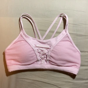 NewYorker sport bh med push-up - Bra stick. Använde bara få gången, finns push-up som man kan ta ut och in. Storlek varierar lite mellan XS/S/M beror på bröst. Lägsta bud: 40