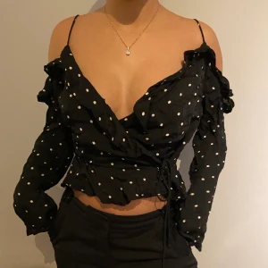 Blus från HM  - Jätte snygg topp till sommarn som man kan ha på 2 olika sätt, knytning på vänster sida, säljer den då jag knappt använder den längre! Jätte fint skick och använd ett fåtal gånger. Köparen står för frakten. Storlek small men passar en XS 