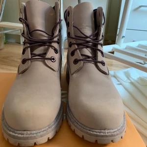 Timberland Limited Edition - Jag säljer mina Timberlands då de har bara kommit till användning 1 gång. De är i färgen Lilac Marble! Väldigt varma & sköna skor. 