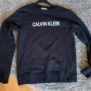 Calvin klein sweatshirt  - Blå calvin klein sweatshirt, bra skick använd max 5 gånger. Storlek 170