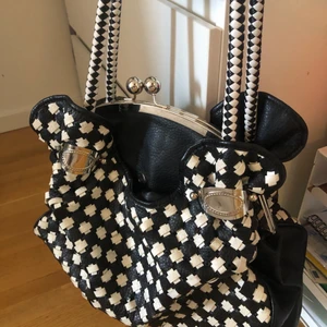 Prickig handväska  - Supergullig väska. Den är så praktisk och rymmer så mycket! ❤️jättebra skick