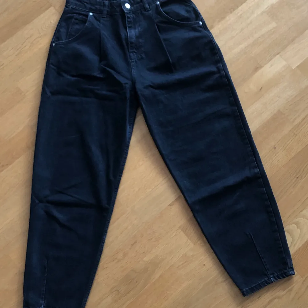 Svarta jeans ifrån chiquelle storlek 36, använda två gånger!. Jeans & Byxor.