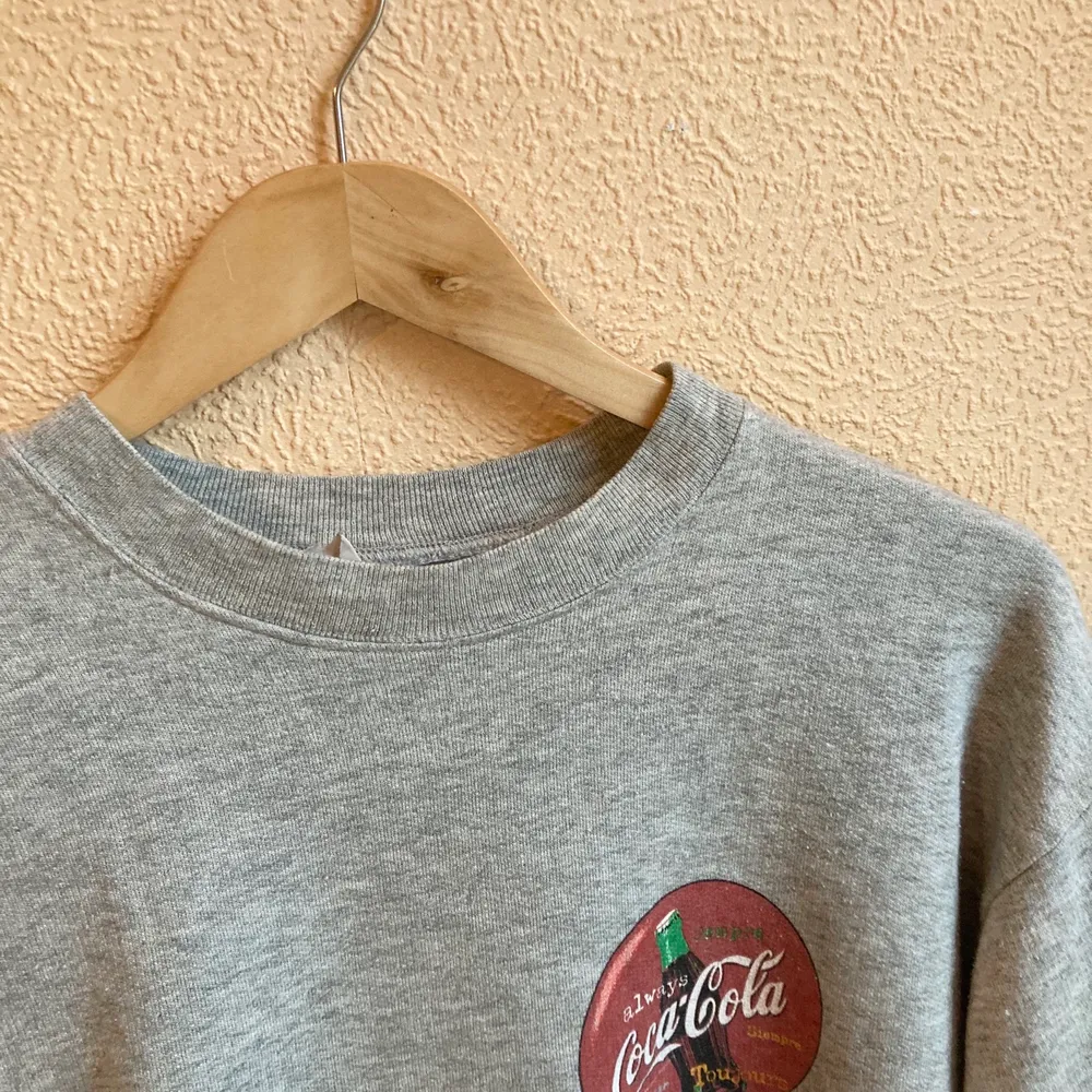 College sweater med coca cola tryck, okänt märke, köpt second hand. Mjuk i materialet, inga defekter eller fläckar. Strl L, jag har vanligtvis M. Frakt ingår🌟. Tröjor & Koftor.